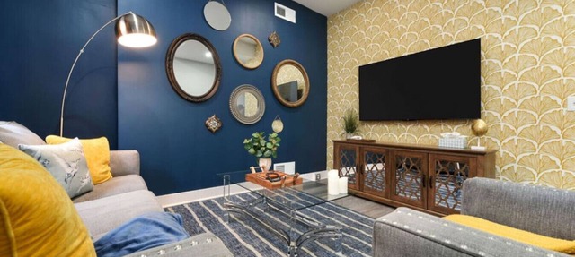 Chic Stay: King Bed, Pet-Friendly, Prime Location in Pittsburgh