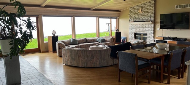 Comfortable getaway for the entire family with amazing views of the water in Rochester