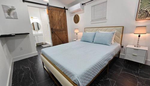 Comfy Tiny Home WP Large Private Deck Queen bed in Orlando