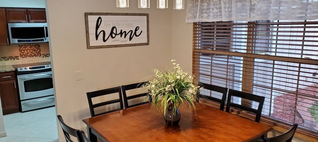 Contemporary single house located in a quiet, safe, & beautiful neighborhood. in Jacksonville