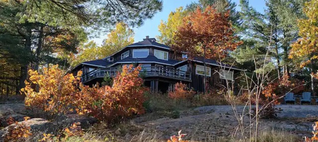 Cottage with commanding views of the lake on a large piece of Canadian Shield in Algonquin Highlands