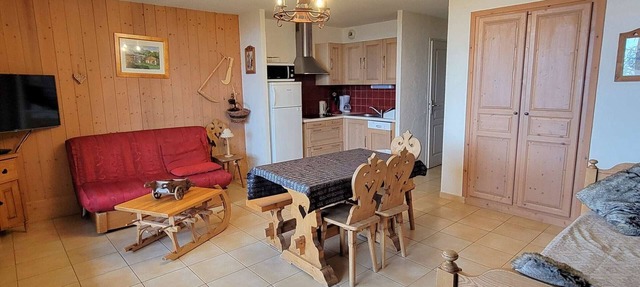 Cozy 6-Person Apartment in Ski Resort with South Terrace, Parking, and Free WIFI in Saint-Michel-de-Chaillol