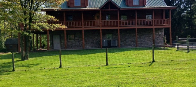 Cozy cabin in Honey Brook,PA with hot tub, jacuzzi, large outdoor deck and more! in Honey Brook