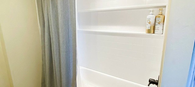Cozy Hot Tub Cabin On The Lake! in Florissant