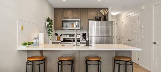 Cozy King Suite with AC & Free Banff Park Pass in Calgary