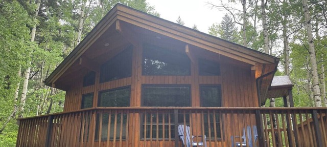 Crowsnest Rover Chalet - Grizzly in Crowsnest Pass