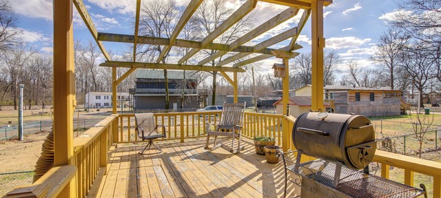 Deck & Fire Pit! Cabin Half-Mi to Tunica Lake in Tunica