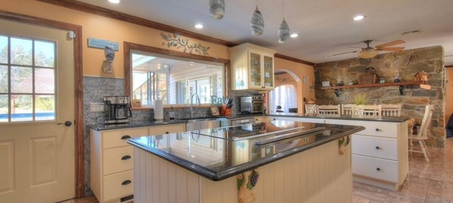 Deer Run Retreat W/Indoor Pool & Hot Tub in Kunkletown