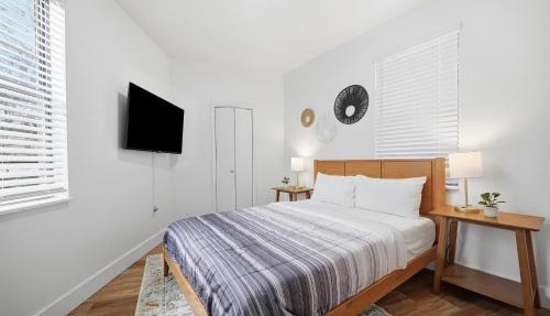 Dormont Pittsburgh 1B Stylish and Modern 1 Bedroom Apartment, Free Street Parking in Pittsburgh