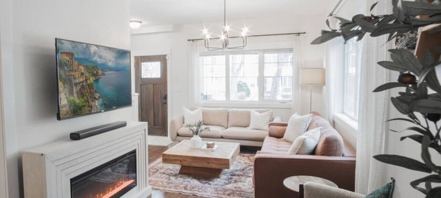 DOWNTOWN~KINGBED~4BR~Fireplace~ in Edmonton