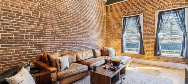 Downtown Loft on Spring, Sleeps 7, Near Basin Park in Eureka Springs