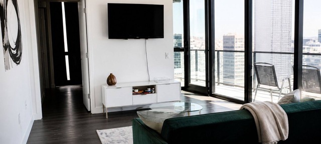 Downtown Winnipeg - 2BR High-Rise w/Parking & Gym in Winnipeg