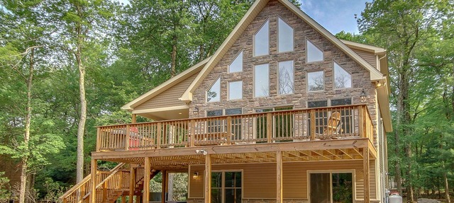 Eagles Nest by PMR, 6BR Mountain View, 9 Smart TVs, EV Charger, Skiing in Lake Harmony