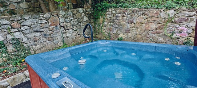 Easy Walk to Gatlinburg Strip! Cabin w/Hot Tub, Theater Room & Easy Parking in Gatlinburg