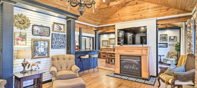 Eclectic 'Osage Cottage' in Historic District in Eureka Springs
