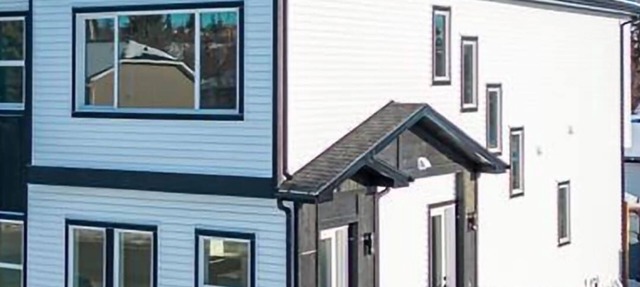 Emerald Suite with 2 beds - 10 mins to Downtown Calgary in Calgary