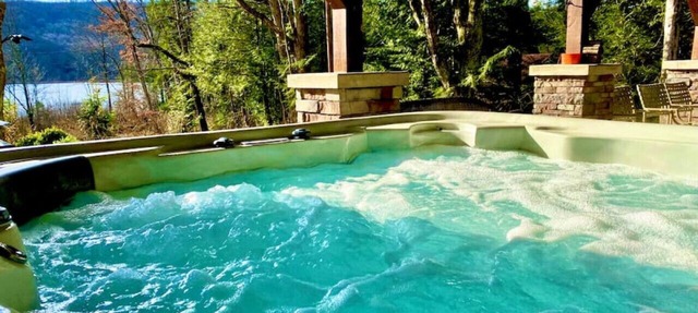 Fall Getaway Camp Sideways Sleeps 6 · 3BR 1BA · Hot Tub Fire Pit Grill Fireplace in Confluence