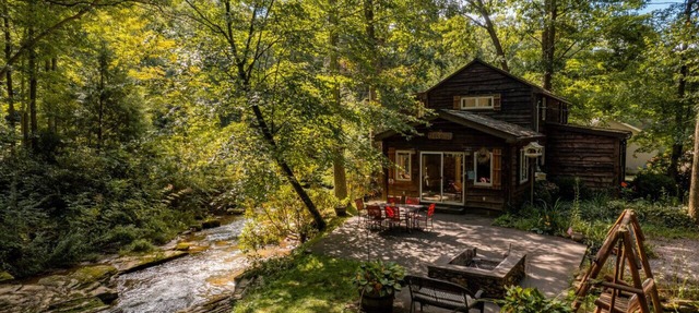 Fall Getaway Creek Haven: Sleeps 6 · 3BR 1BA · Hot Tub Fire Pit Grill Fireplace in Confluence