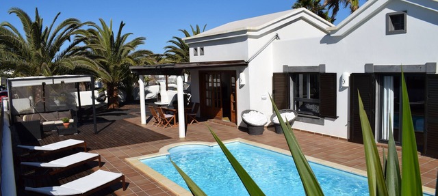 Fantastic villa with a completely private pool and a high wall. Free Wi-Fi in Playa blanca