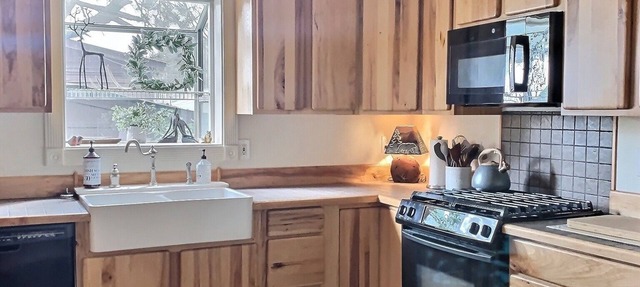 Farmhouse Victorian Perfect Cloudcroft Location! in Cloudcroft