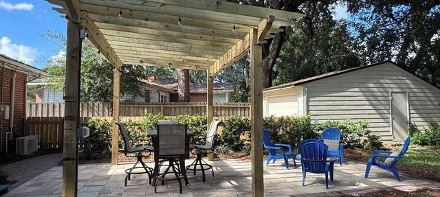 Fire-pit, Patio & Pergola, Near Shops, Restaurants, King Bed, Pet-Friendly Yard in Jacksonville
