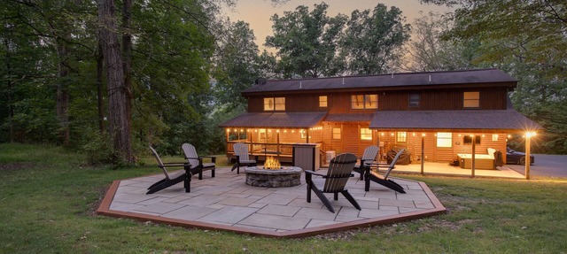 Fireside Cabin | HOT TUB, TV + Game Room! in Gaines