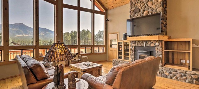 Flagstaff Cabin! 5 Minutes from Snowbowl! Stunning Views on 1+ Acre. Sleeps 8! in Flagstaff