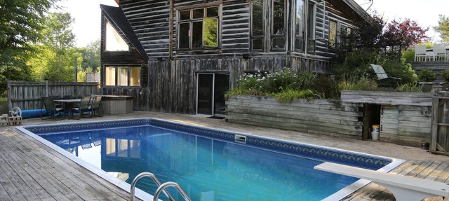 Forest View Chalet Unit with Hot Tub and Seasonal Salt Water Pool in Markdale
