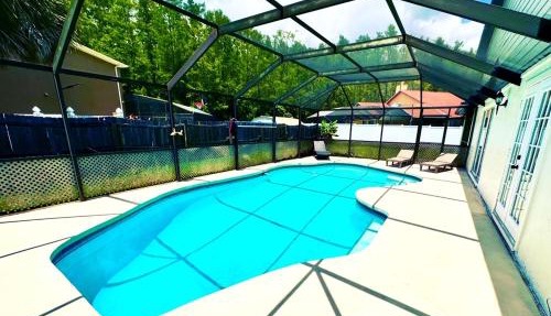 FREE Heated Pool 9 minutes to MCO 15 minutes to Disney Sleeps 8 in Kissimmee