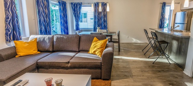 FreeParking Condo 2BRs 4beds AC Wi-Fi Smart TV in Laval