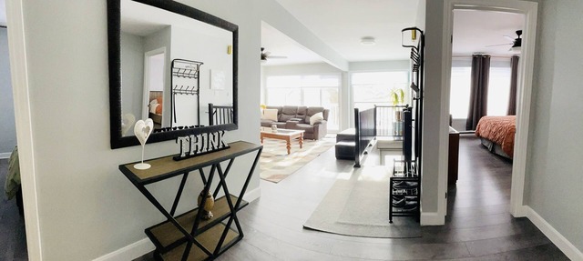 Full apartment, quick access with 40 Highway and 15 Highway. Free Parking in Montréal