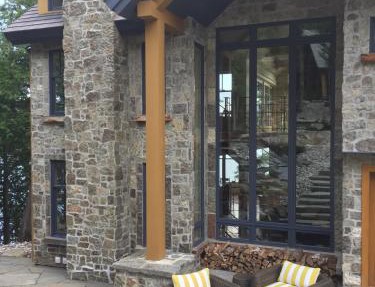 Gîte et Atelier de L'Artiste Peintre Paysagiste Canadien Gordon Harrison in Sainte-Marguerite