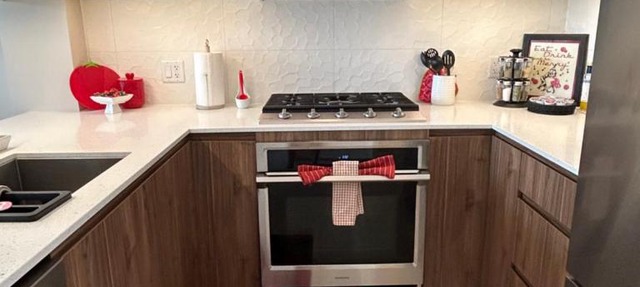 Grey Cup Hub in Kensington! Top Property, King Bed, Parking Available, Close to LRT in Calgary