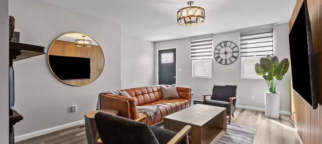 Group-Friendly 4 Bedroom/5 Bathroom Pets OK Close to Stadium 2 Car Pvt Parking in Pittsburgh