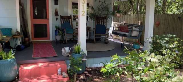Heart of DT Southport with private, fenced yard! Perfect for pets! Sleeps 4 in Southport