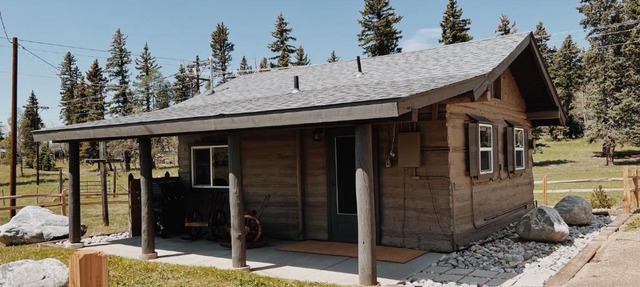 Historic cabin with unobstructed mountain view in Divide