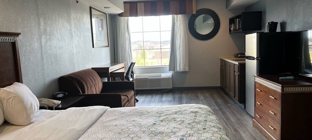 HomeTowne Studios & Suites By Red Roof Washington in Washington