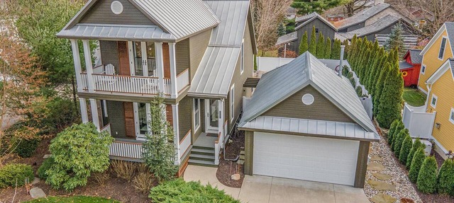 IN TOWN Luxury Resort -hot tub, heated pool & a two season entertainment room in Saugatuck