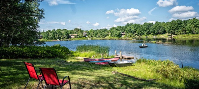 Inn Kognito 1 Lakefront, hot tub fire pit Kalahari 2nd house next door available in Emerald Lake
