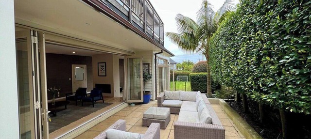 Just steps away from the beach! in Devonport