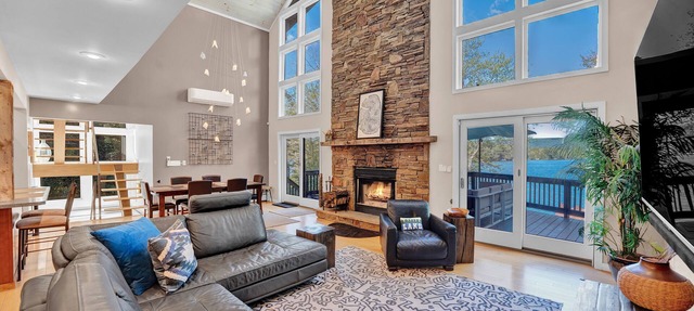 Lakefront Sunsets, Hot Tub, Pool Table, Wet Bar, Kayaks, Canoe, Fire Pit, 2 King Beds, 75" TV in Lake Ariel