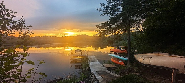 Lakefront tranquil chalet with spa near all outdoor activities in Val-Morin
