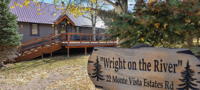 Large Cabin "Wright on the River" 5 Star-Riverfront-WIFI-Firepit-Large Deck-Mountain Views in Red River