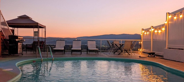 Licensed Private Pool Sunset Views 15 min to Downtown in Kelowna