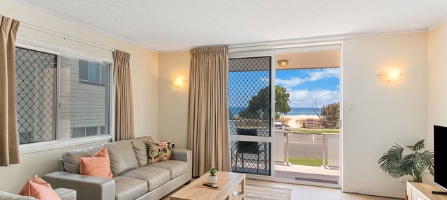 Longbeach 6 - Beachfront Bilinga - Min. 3 night stays! in Bilinga