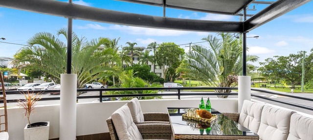 Luxurious Beachside Oasis with Ocean Views and a swimming pool, Wifi and linen included in Currumbin