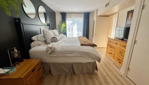Luxurious Ski-In Ski-Out Jacuzzi Condo with King Bed, Pool, Gym and Sauna in Edgar
