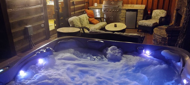 Luxury Outdoor LR & BBQ, Mtn Top retreat- MOOSEMAC - 7 person hot tub & more! in Morganton