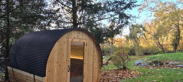 Luxury Waterfront Cottage with Wood Burning Fireplace + Hot Tub + Backyard Sauna in Lancaster