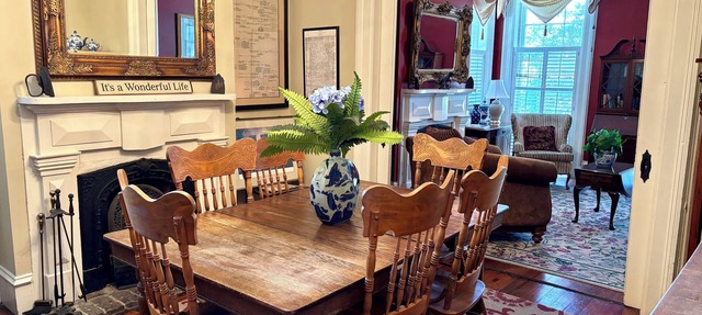 McKenzie's Authentic Downtown Savannah Townhouse! in Savannah